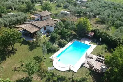 Image de Maison de campagne avec piscine entourée d'un verger