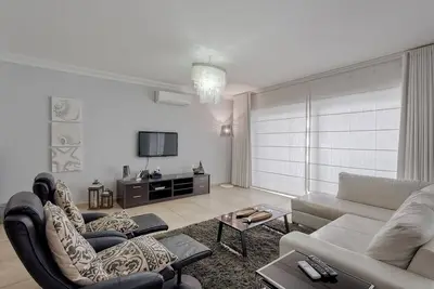 Image de Luxury Apt w/Side Seaviews & Pool, Best Location
