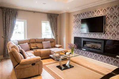 Image de Maison de luxe de 4 chambres avec bain à remous à 5 minutes à pied du centre-ville de Killarney