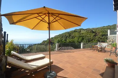 Image de Neolida Rural Cottage avec une vue imprenable sur la mer
