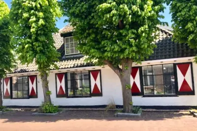 Image de Jolie maison de vacances dans un village confortable au bord de la mer et des dunes.