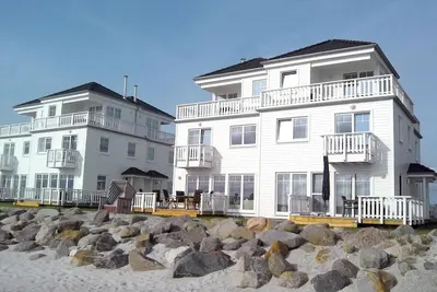 Image de Luxe sur la plage: maison de vacances avec sauna, bain à remous, chaise de plage et vue sur la mer