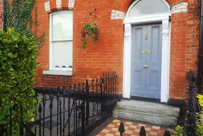 Image de Maison de ville victorienne de 3 chambres à côté du centre-ville