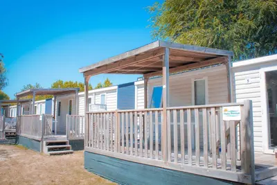 Image de Maison mobile avec quatre piscines et terrasse