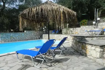 Image de Villa Alkinoos - Une maison en pierre entre oliviers