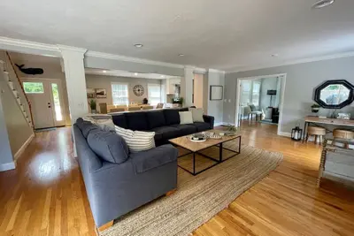 Image de Profitez de vos vacances à Chatham dans cette spacieuse maison récemment rénovée avec 5 chambres et 3 salles de bains.