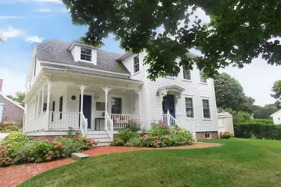 Image de Passez vos vacances par excellence à Cape Cod dans une ferme rénovée en 1862 sur Stage Harbour Road!