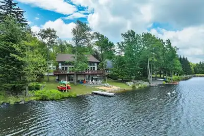 Image de Vues incroyables sur le lac, bain à remous, hockey sur air, table de billard, jeu d'arcade et feu de camp