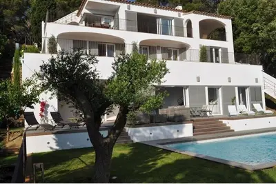 Spacieuse villa de charme, ensoleillée avec vue sur mer imprenable