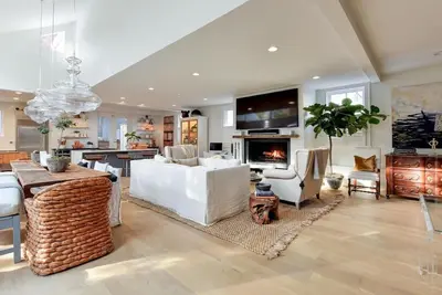 Image de Georgetown historique, récemment rénové, concept ouvert, Peleton Bike, exquis