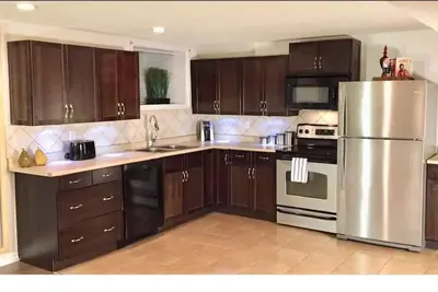 Image de Propre et confortable - 2bd / 2 salles de bain complètes Suite privée ÉNORME SqFt • Blanchisserie • Kitche complète