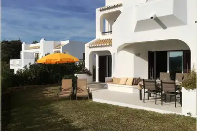 Image de Appartement de coin au rez-de-chaussée de luxe rénové, plein sud! Câble, WiFi et climatisation