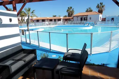 Image de 1 chambre luxe moderne, bungalow au bord de la piscine. 4 personnes
