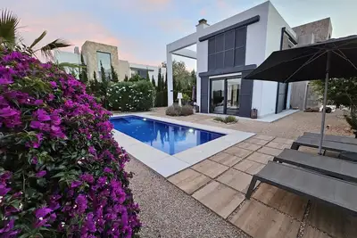 Image de Villa design en bord de mer dans le style Bauhaus, piscine, internet haut débit, climatisation / chauffage