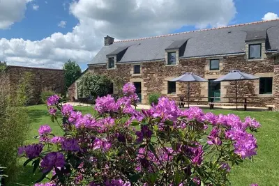 Image de maison en pierre. 4 à 14 pers. piscine chauffée