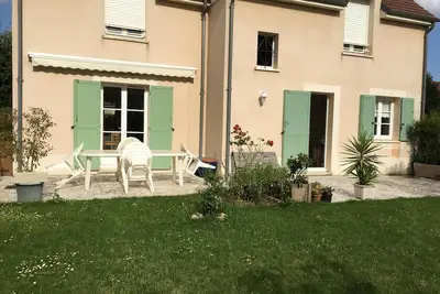 Jolie maison spacieuse avec un grand jardin près de Disneyland, bien équipée!