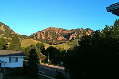 Image de Maison de 5 chambres à South Boulder; Superbes vues; Accès aux sentiers de randonnée