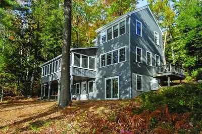 Nouveau Sur Le MARCHÉ: Escapade tranquille au bord du lac de Wolfeboro