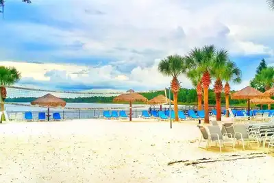 Image de Villa de 3 chambres au rez-de-chaussée située dans le Bahama Bay Resort by Wyndham. Vue imprenable sur le lac!
