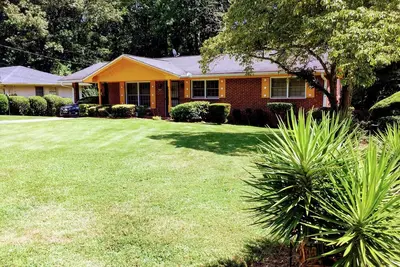 Image de Nouveau! Charming Home w \/ Large Yard - À quelques minutes de l'aéroport et du centre-ville d'Atlanta!