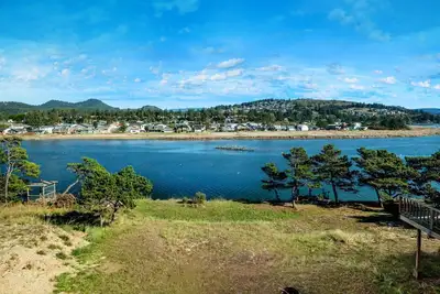 Image de Vue sur la rivière et pêche depuis la cour - Animaux acceptés, à 5 min à pied de la plage, <br>Maître w / Private Deck & Wif