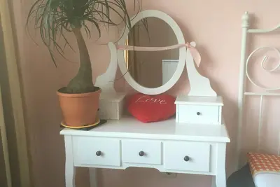 Image de Chambre princesse dans l'appartement avec vue sur la piscine, grande terrasse sur un court de tennis, bain et crépuscule.