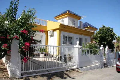 Image de Votre maison avec terrasse intérieur, solarium  au pied du golf de Quesada.