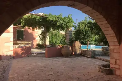 Image de Maison traditionnelle crétoise rénovée avec goût avec piscine privée