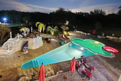 Image de Propriété de 20000 m² avec 10 chambres et piscine avec toboggan, espace jeux, mini golf