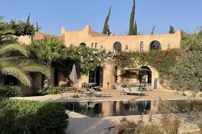 Image de Vaste villa de charme au coeur d'un jardin luxuriant avec piscine et tennis