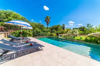 Image de Maison de campagne à Pollensa Can Roig avec piscine.
