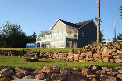Image de Isolé Oceanfront Beach House avec beaucoup d'espace pour jouer et se détendre!