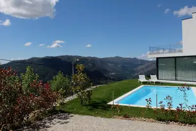 Image de Maison moderne avec une vue fantastique sur la rivière et la Serra do Gerês