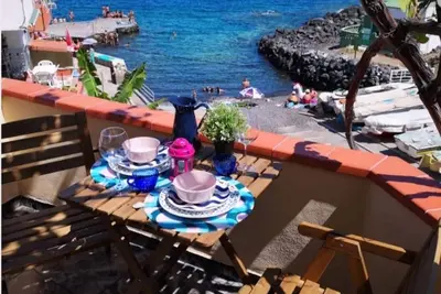 Image de Maison confortable dans un petit village de pêcheurs loin de la foule