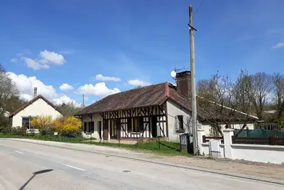 Image de maison   campagne    proche de la ville  magasins usines proches