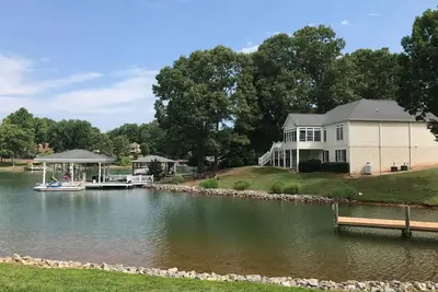 Image de Rampe de bateau, piscine, foyer, kayaks, barbecue au gaz, terrain plat, quai énorme et ping-pong!