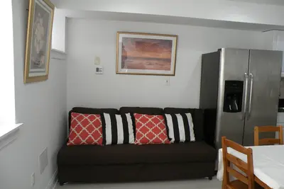 Image de Sous-sol anglais à un pâté de maisons de la Bibliothèque du Congrès- Capitol Hill