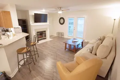 Image de Condo au rez-de-chaussée récemment rénové! Près de Mayo, des plages, du centre-ville.