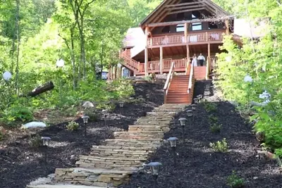 Image de Full Log Cabin, 11 acres boisés près de Franklin Nc. 16 personnes dans des lits. Cascades.