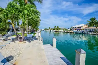 Image de * 10 mois neuf * Pieds nus par les clés 2/2 Duplex / 37ft Dock / Cabana Club / Kayak / Vélos