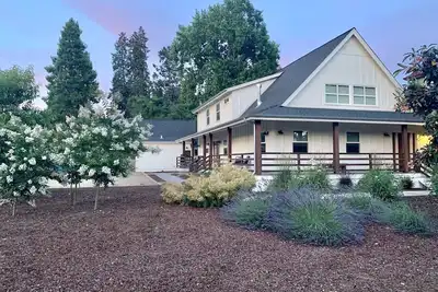 Image de Superbe nouvelle ferme moderne, à seulement 3 pâtés de maisons de Healdsburg Plaza