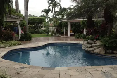 Image de Suite, jardin tropical, lac et piscine
