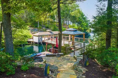 Image de Maison au bord du lac avec comptoirs en granit, foyer, vue sur le lac et quai!