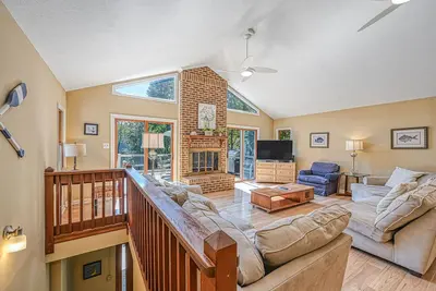 Image de Nouvelle Liste! Maison familiale au bord du lac dans une communauté fermée avec zone de baignade et quai