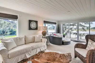 Image de Waterfront Seaside Beach Accueil w / Vues & Hot Tub!