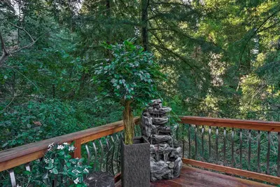 Image de Riverfront Cottage à Redwoods w / Decks + Beach!