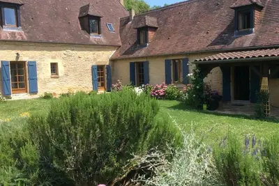 Image de Authentique périgourdine spacieuse, pleine de charme avec  jardin très fleuri