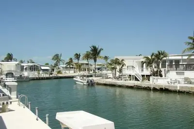 Image de Resort Waterfront Home