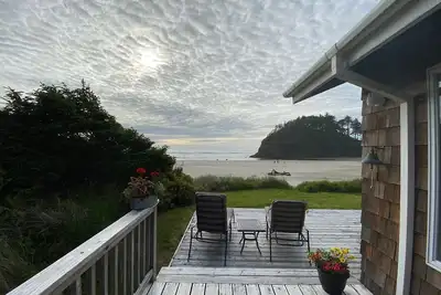 Image de Maison isolée en front de mer isolée et mise à jour avec des vues spectaculaires