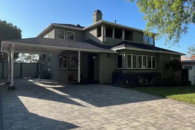 Image de Burbank - Mensuel 3br / 2ba - Solaire, Piscine, Spa, Hammam - 6500 $ / Mo. 1-4 pe